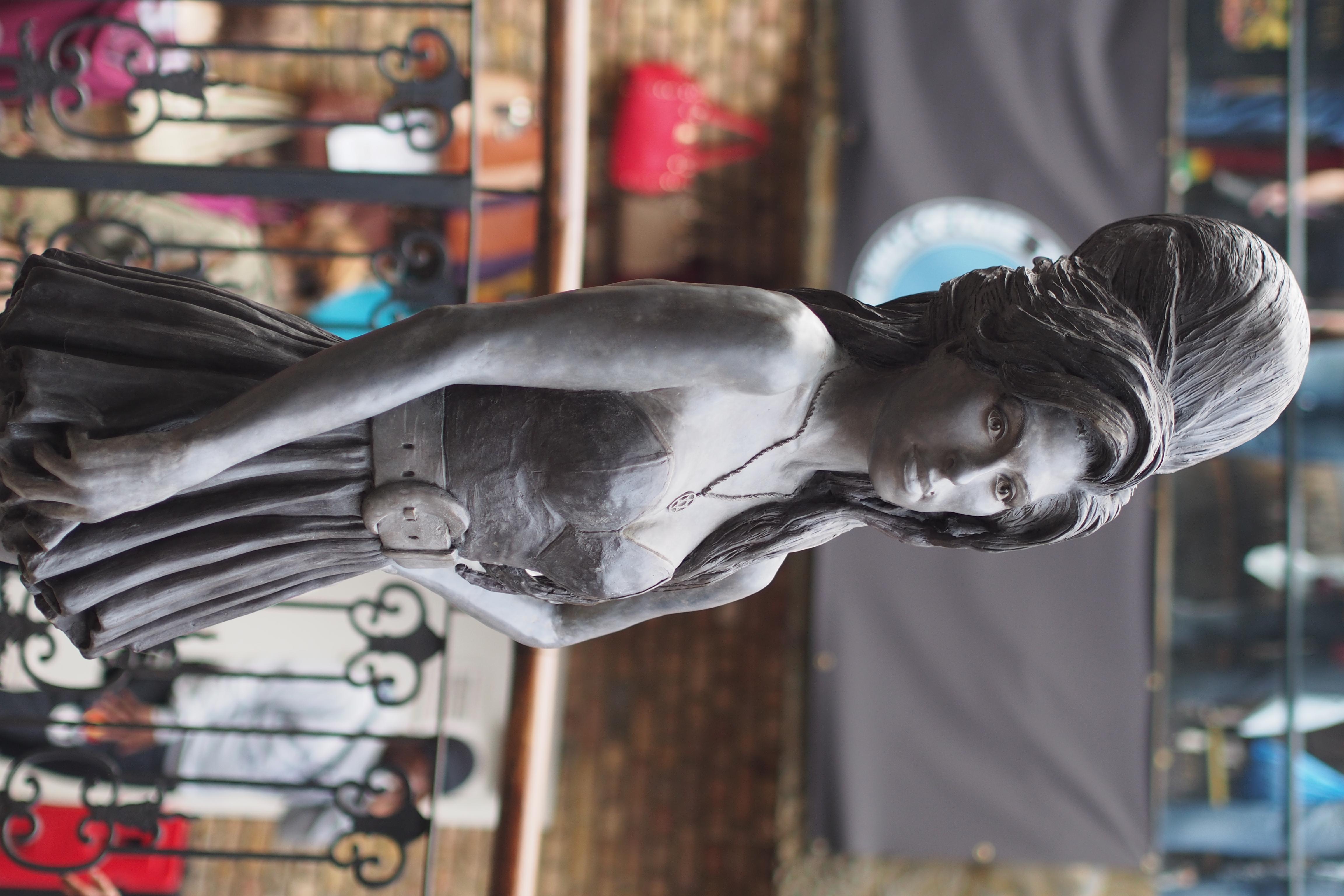 🗿 에이미 와인하우스 동상